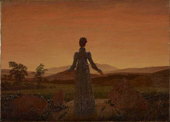 Frau vor der untergehenden Sonne