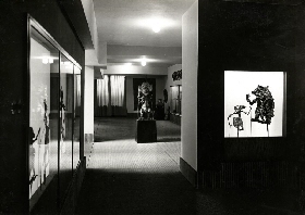 o. T. (Museum Folkwang: Souterrain mit Schattenspielfiguren aus Java und Skulpturen aus Ozeanien)