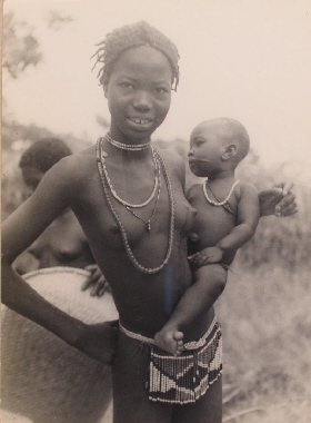 Femme indigène Sara avec enfant, Tchad